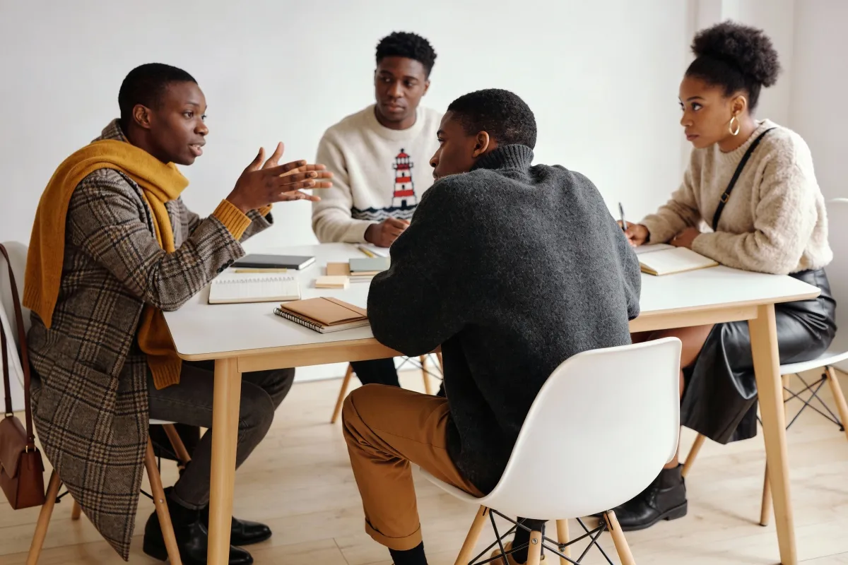Groupe d’auteurs français réunis lors d’un atelier collectif d’écriture